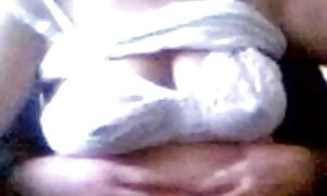 年轻的黑家伙的老白色的小鸡妈妈的乳房只有一个胸痛